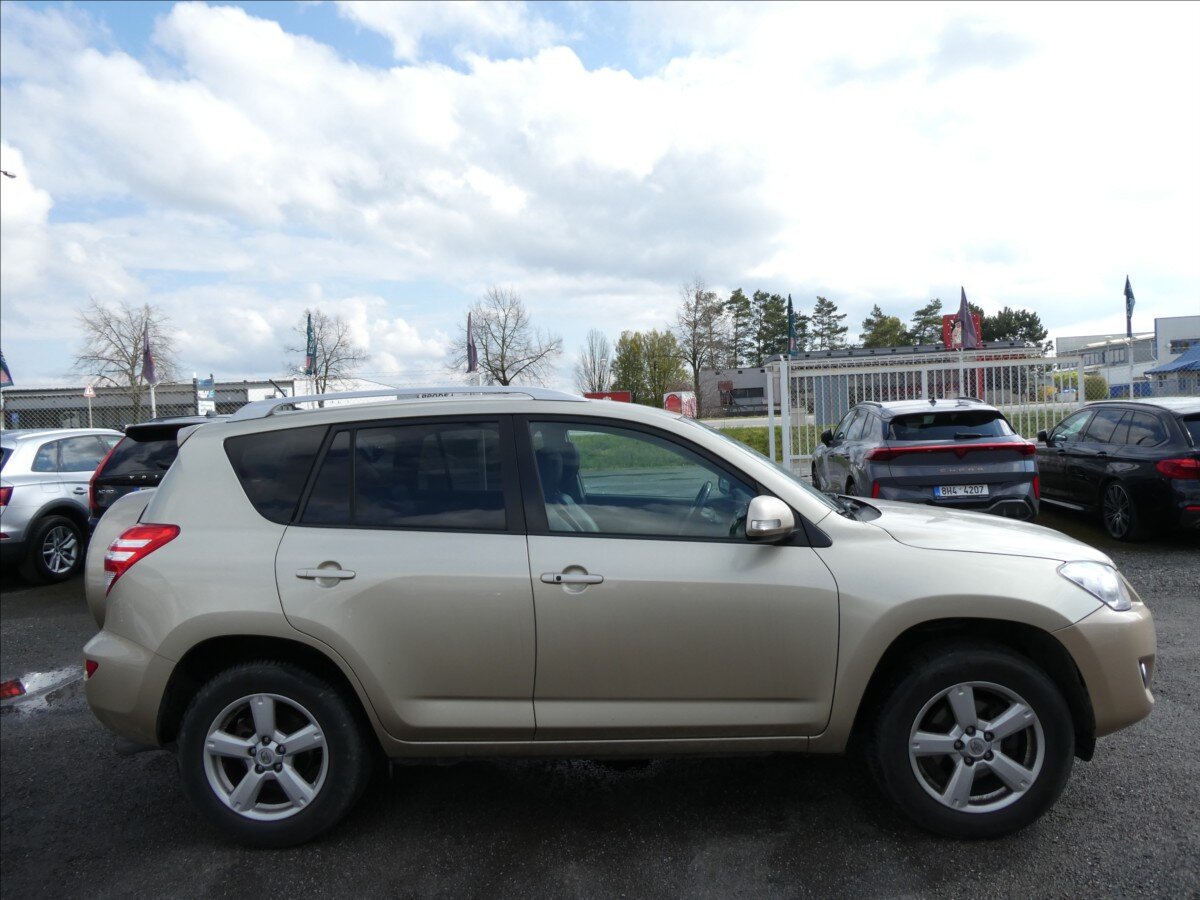 Toyota RAV4 SUV / Terénní 2,2 l 110 kw