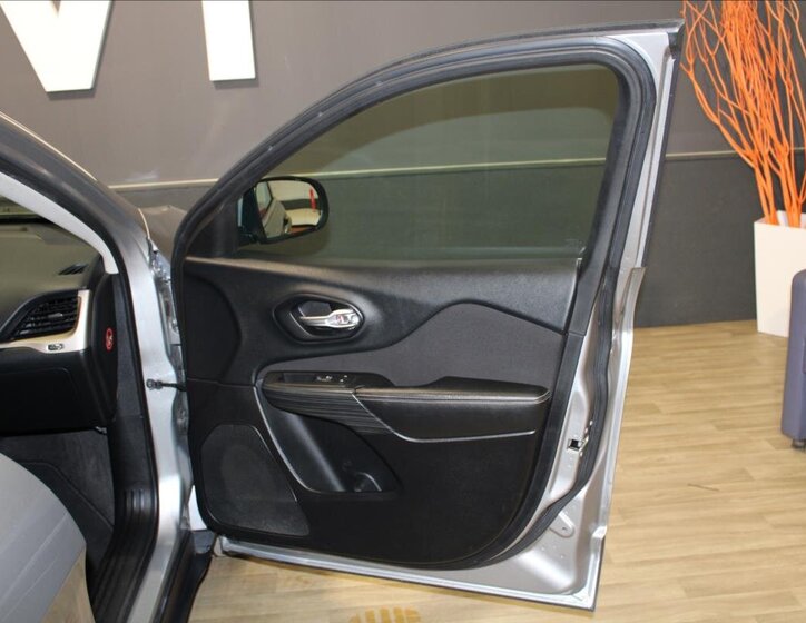 Jeep Cherokee SUV / Terénní 2,2 l 136 kw