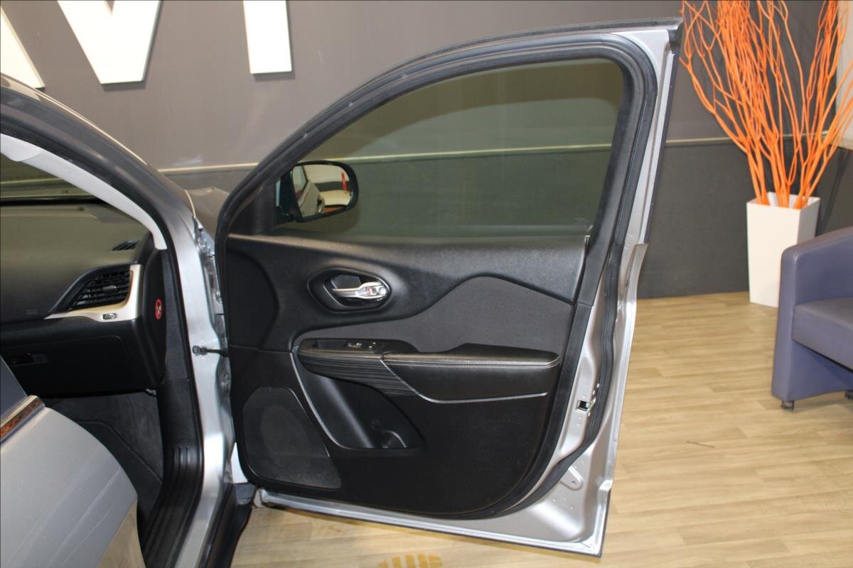 Jeep Cherokee SUV / Terénní 2,2 l 136 kw