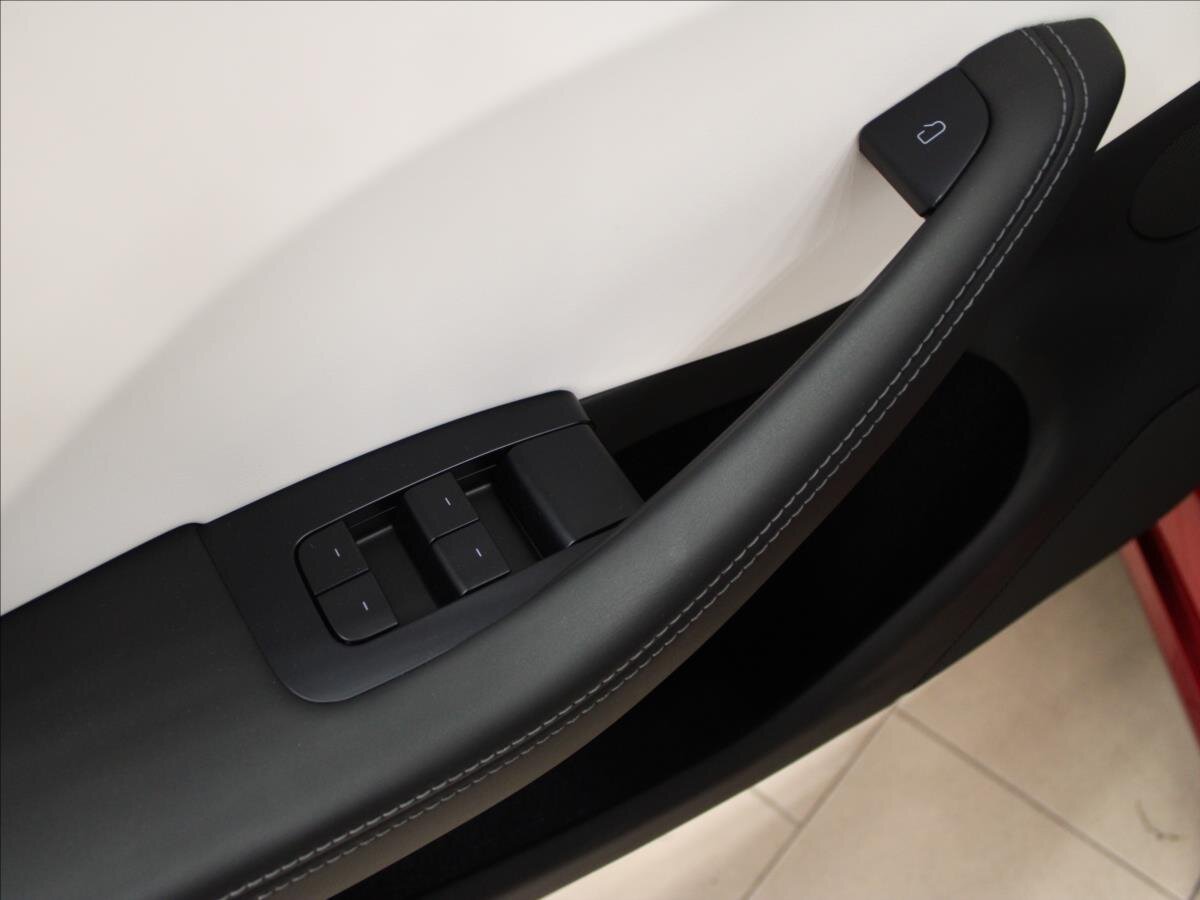 Tesla Model 3 Sedan / Limuzína 0,0 366 kw