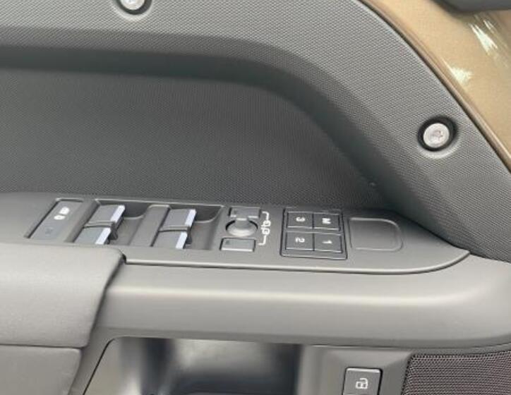 Land Rover Defender 25