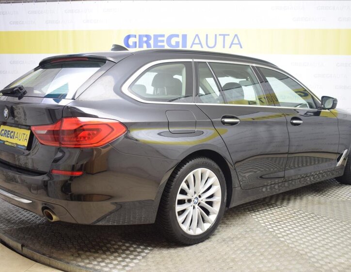 BMW Řada 5 Kombi 3,0 l 195 kw