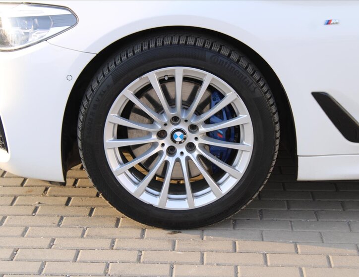 BMW Řada 5 Kombi 3,0 l 195 kw