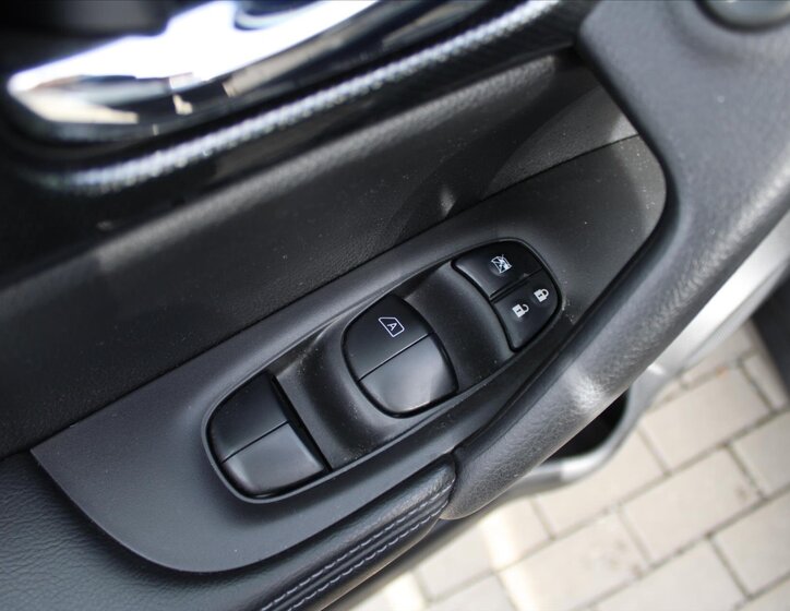 Nissan X-Trail SUV 1,6 l 96 kw