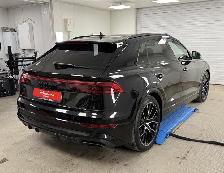 Audi Q8 6