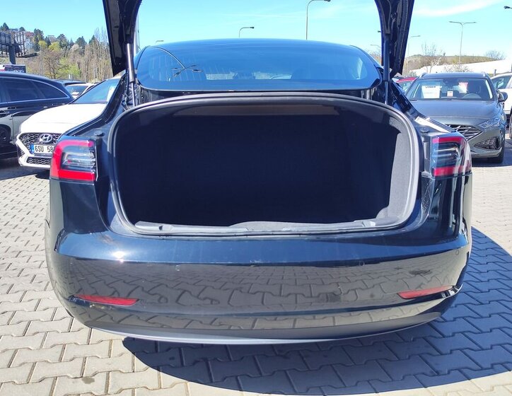 Tesla Model 3 Sedan / Limuzína 0,0 155 kw