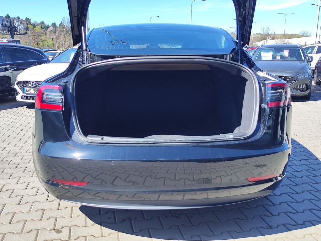 Tesla Model 3 Sedan / Limuzína 0,0 155 kw