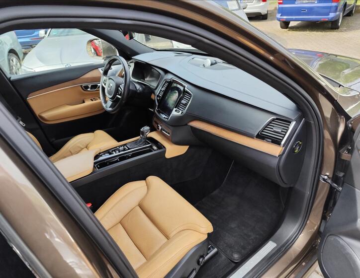 Volvo XC90 30