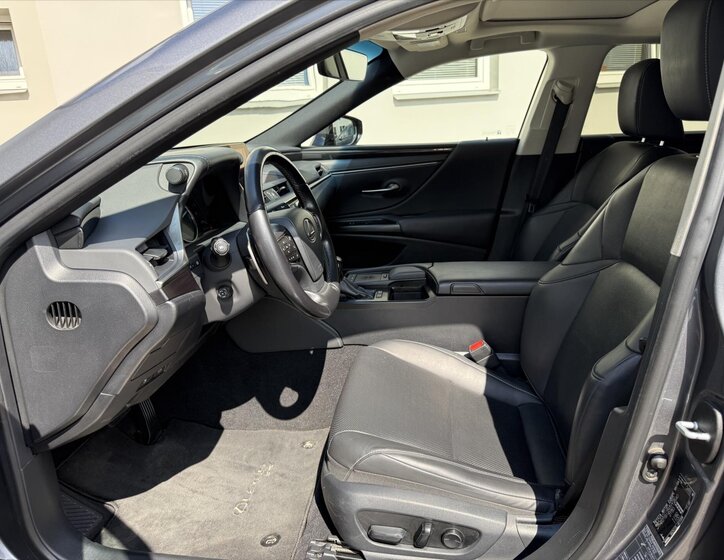Lexus ES 300h Sedan / Limuzína 2,5 l 131 kw