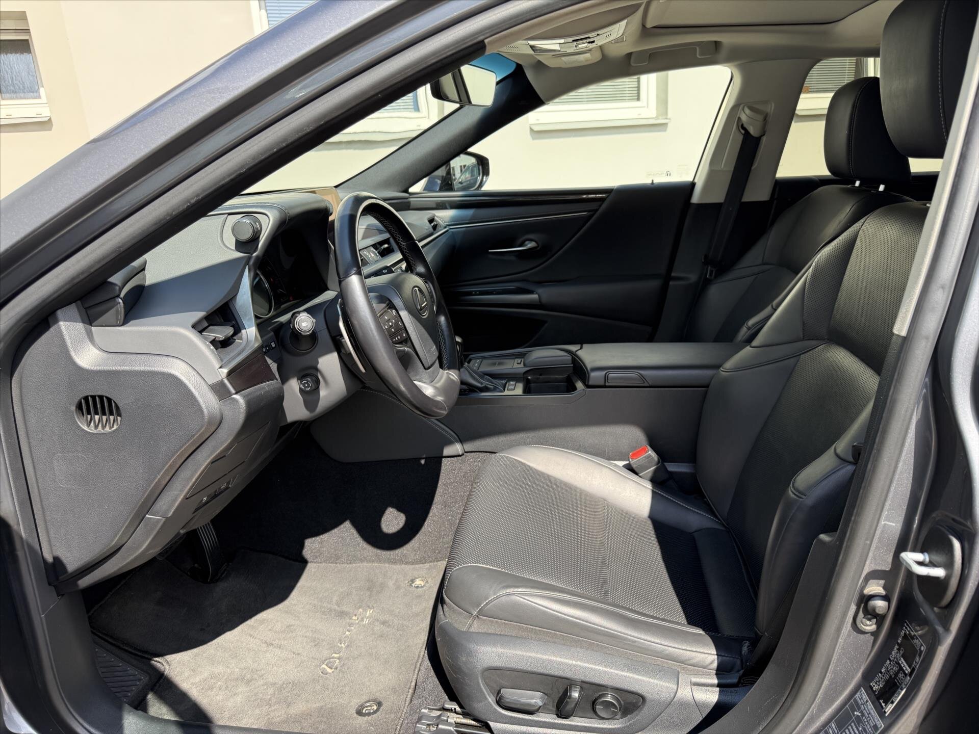 Lexus ES 300h Sedan / Limuzína 2,5 l 131 kw