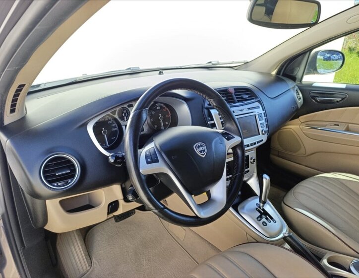 Lancia Delta Hatchback 1,6 l 88 kw