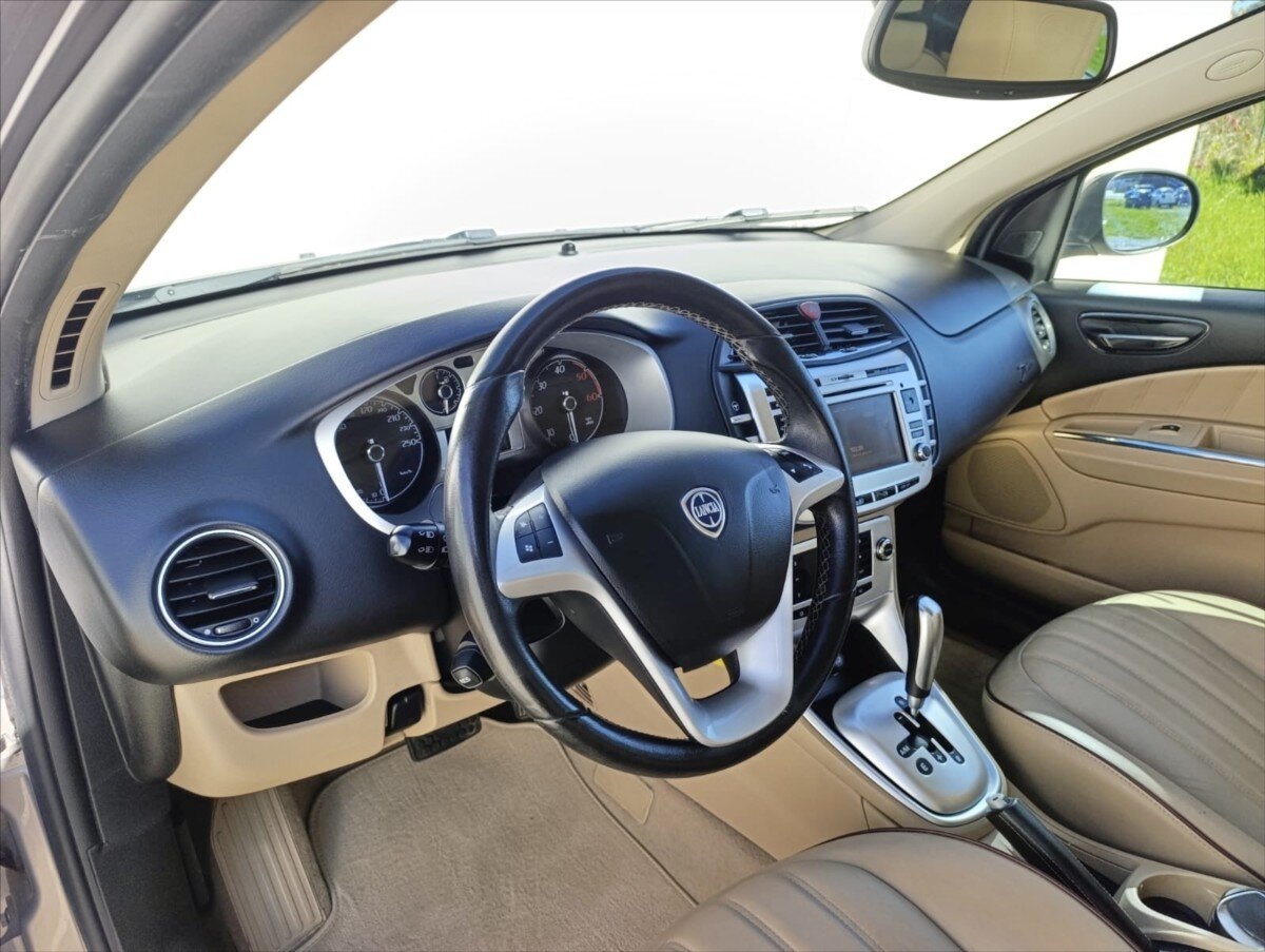 Lancia Delta Hatchback 1,6 l 88 kw