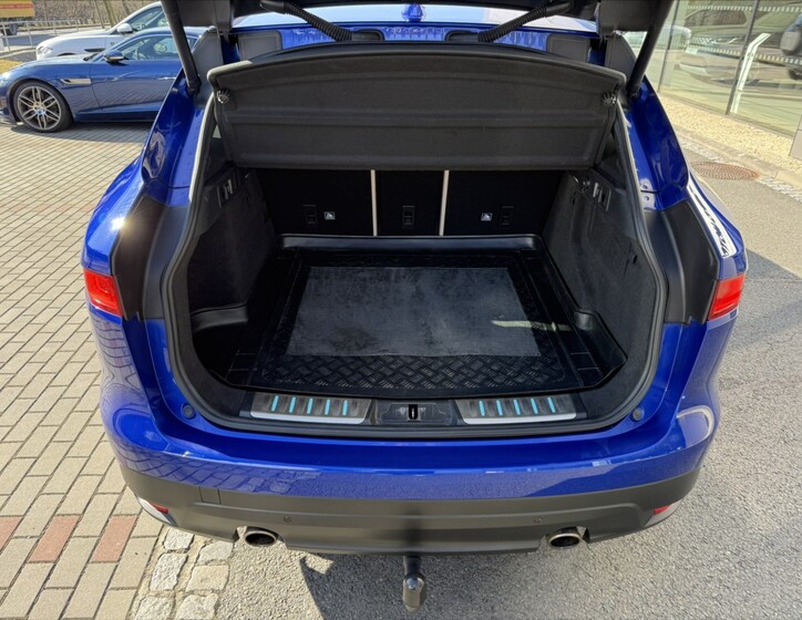 Jaguar F-Pace 10