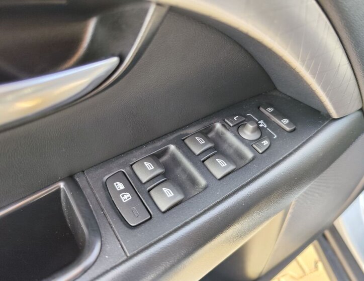 Volvo XC70 Kombi 2,4 l 151 kw