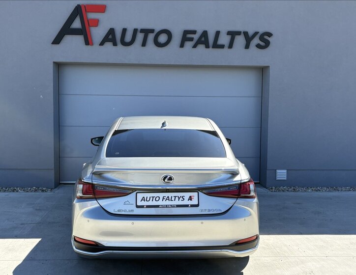 Lexus ES 300h Sedan / Limuzína 2,5 l 131 kw