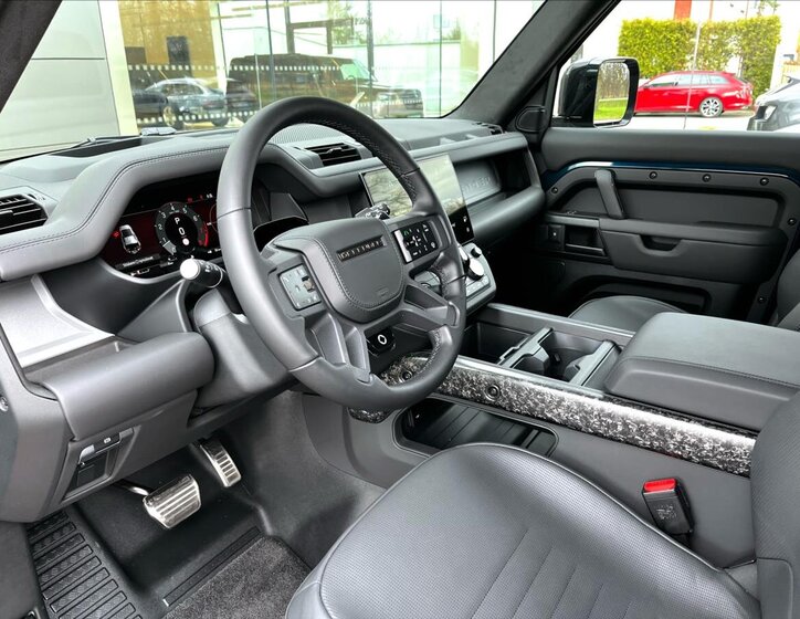 Land Rover Defender SUV / Terénní 4,4 l 467 kw