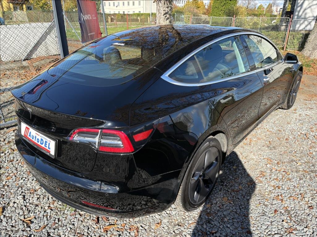 Tesla Model 3 Sedan 0,0 239 kw
