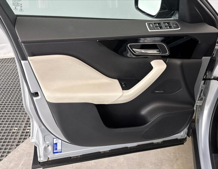 Jaguar F-Pace SUV / Terénní 2,0 l 132 kw