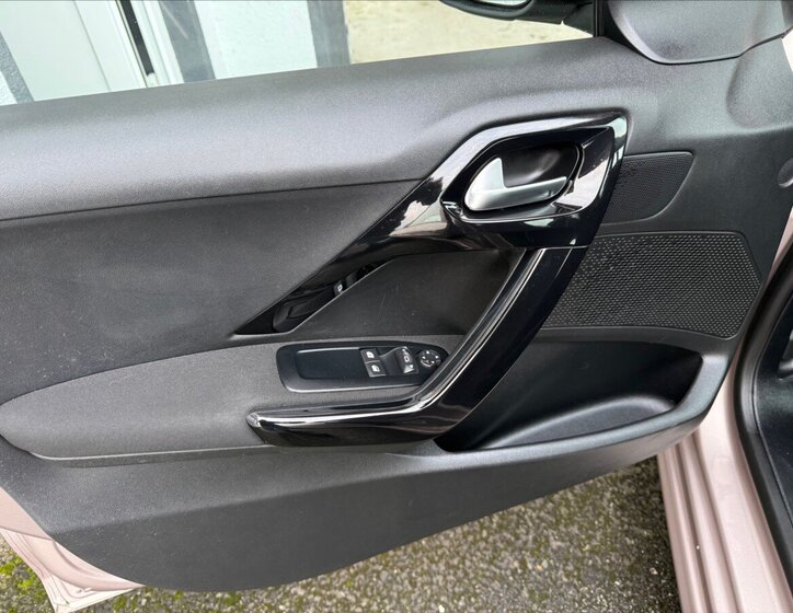 Peugeot 208 Hatchback 1,4 l 70 kw