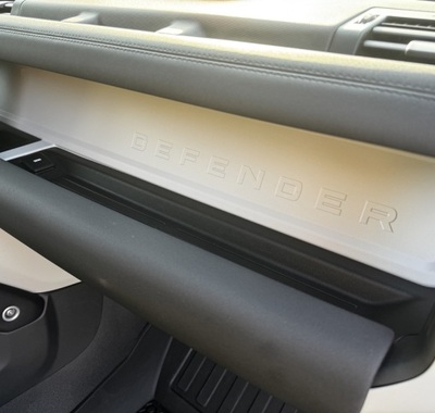 Land Rover Defender 23