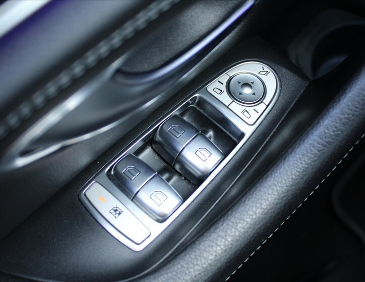 Mercedes-Benz Třídy E Sedan / Limuzína 2,0 l 143 kw