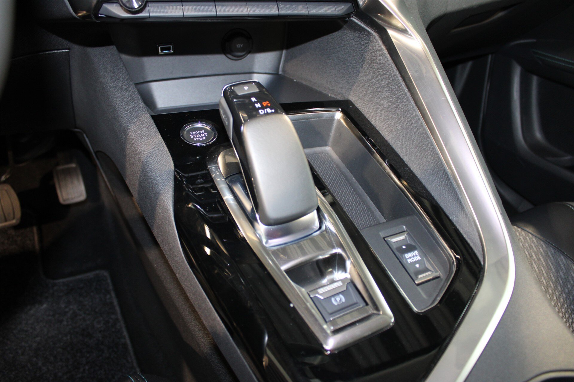 Peugeot 3008 SUV 1,6 l 165 kw