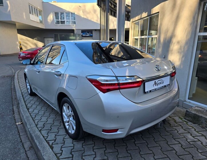 Toyota Corolla Sedan / Limuzína 1,6 l 97 kw