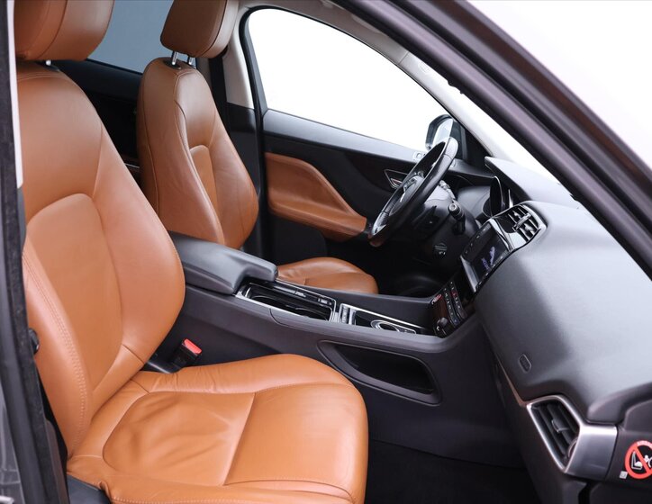 Jaguar F-Pace SUV / Terénní 2,0 l 132 kw