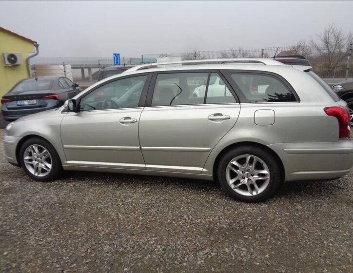 Toyota Avensis Kombi 2,0 l 108 kw