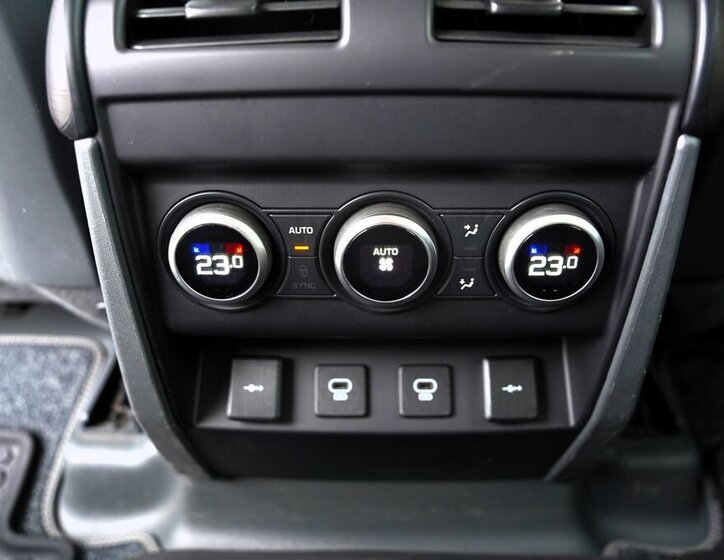 Land Rover Defender SUV 3,0 l 294 kw