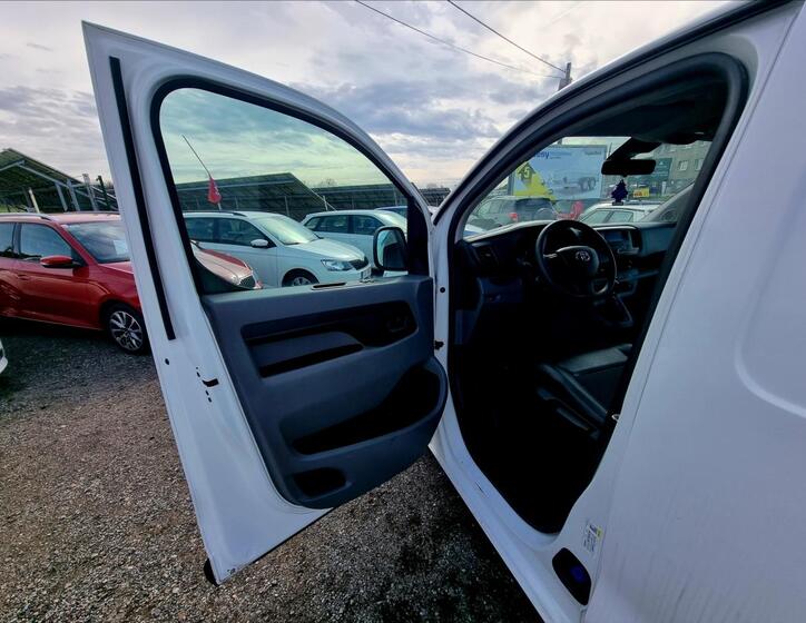Toyota ProAce 9