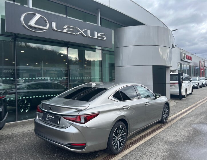 Lexus ES 300h Sedan 2,5 l 160 kw
