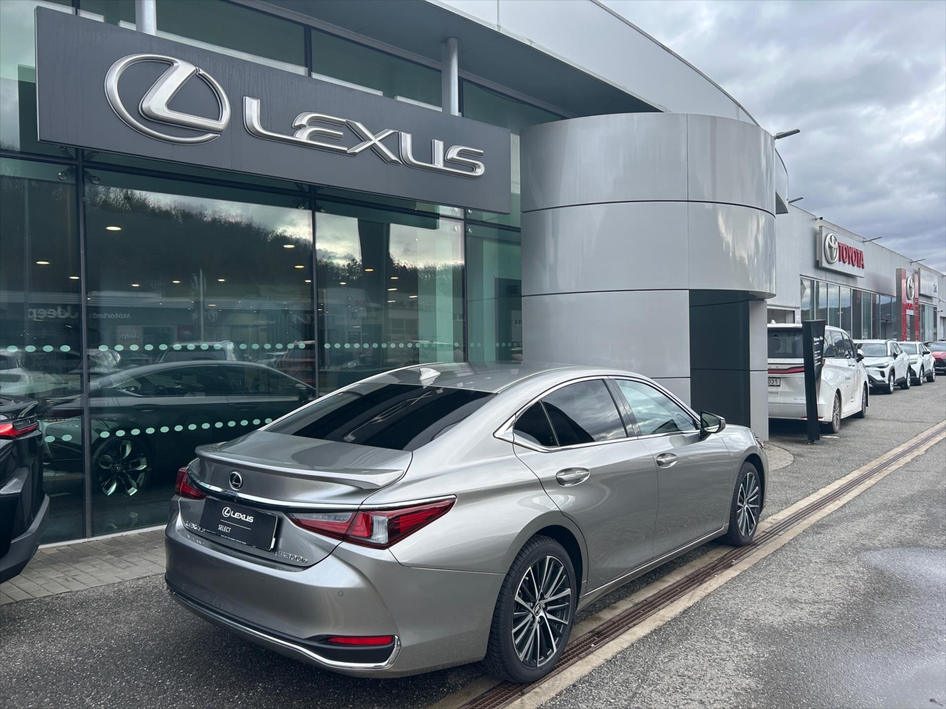 Lexus ES 300h Sedan 2,5 l 160 kw