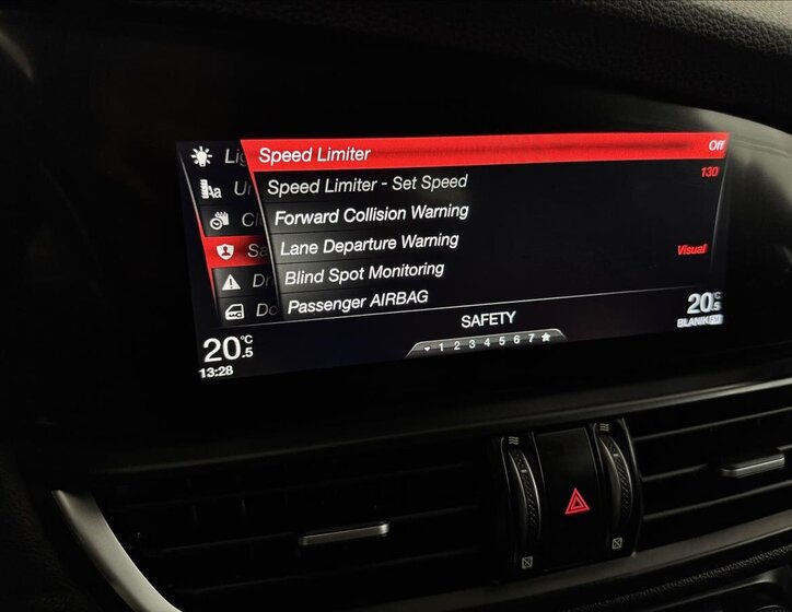 Alfa Romeo Giulia Sedan / Limuzína 2,0 l 206 kw