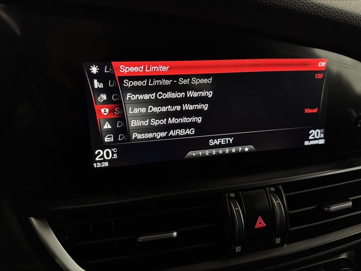 Alfa Romeo Giulia Sedan / Limuzína 2,0 l 206 kw