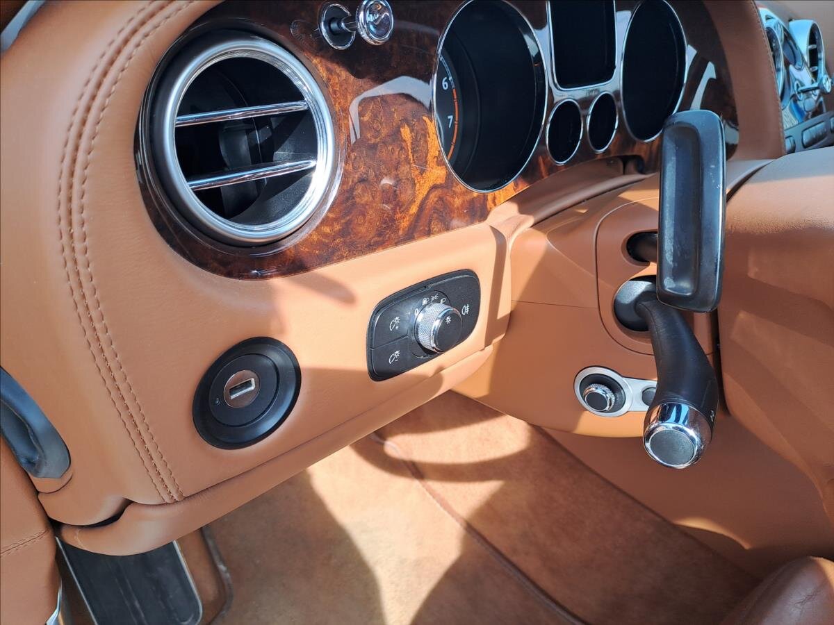 Bentley Continental Flying Spur Sedan / Limuzína 6,0 l 412 kw