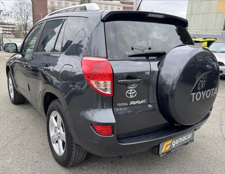 Toyota RAV4 SUV / Terénní 2,2 l 100 kw