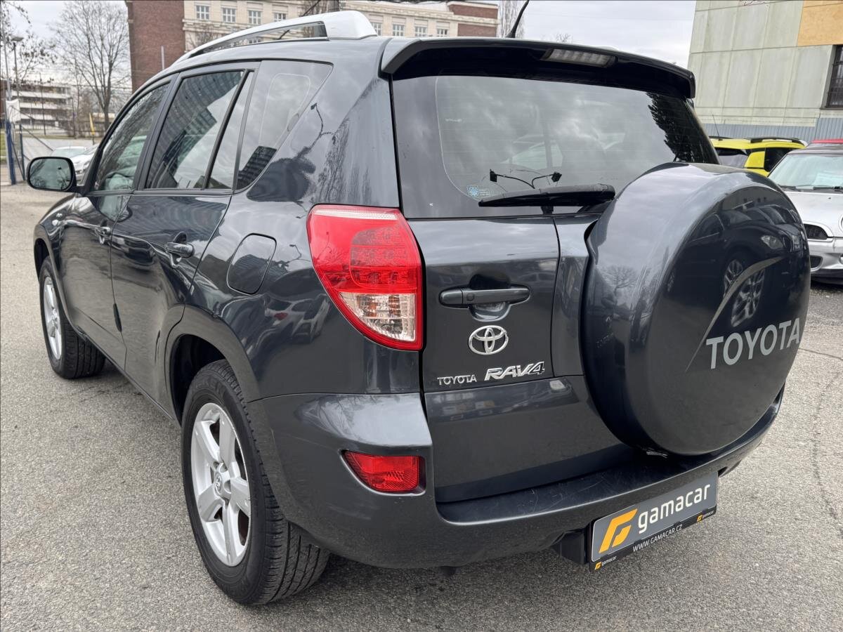 Toyota RAV4 SUV / Terénní 2,2 l 100 kw