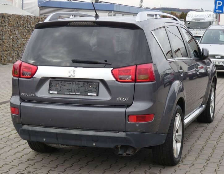 Peugeot 4007 8