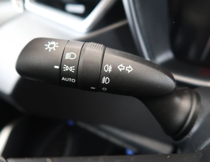 Toyota Corolla Sedan / Limuzína 1,5 l 92 kw