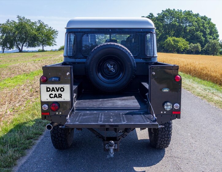 Land Rover Defender 9