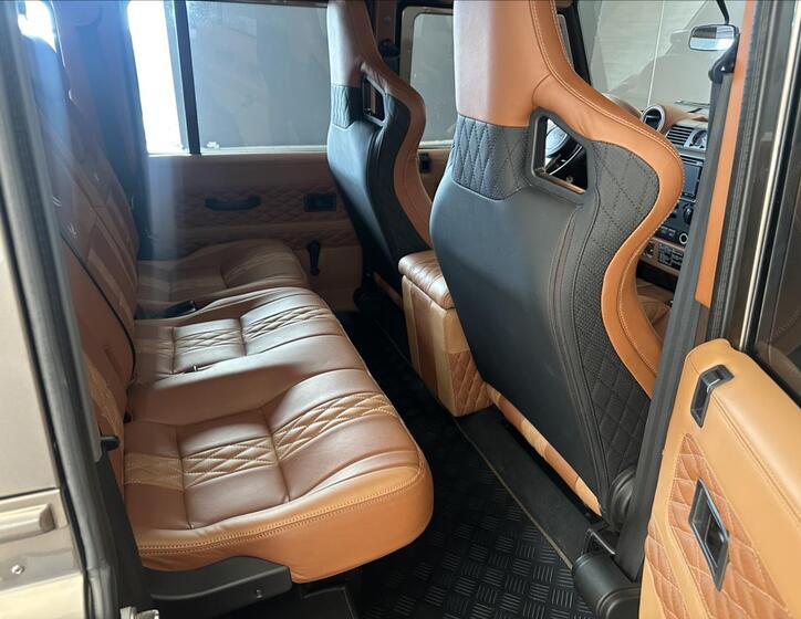 Land Rover Defender 18