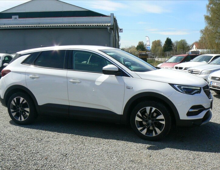 Opel Grandland X SUV / Terénní 1,2 l 96 kw
