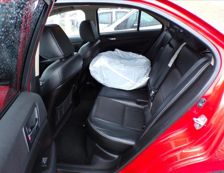 Suzuki Kizashi Sedan / Limuzína 2,4 l 131 kw