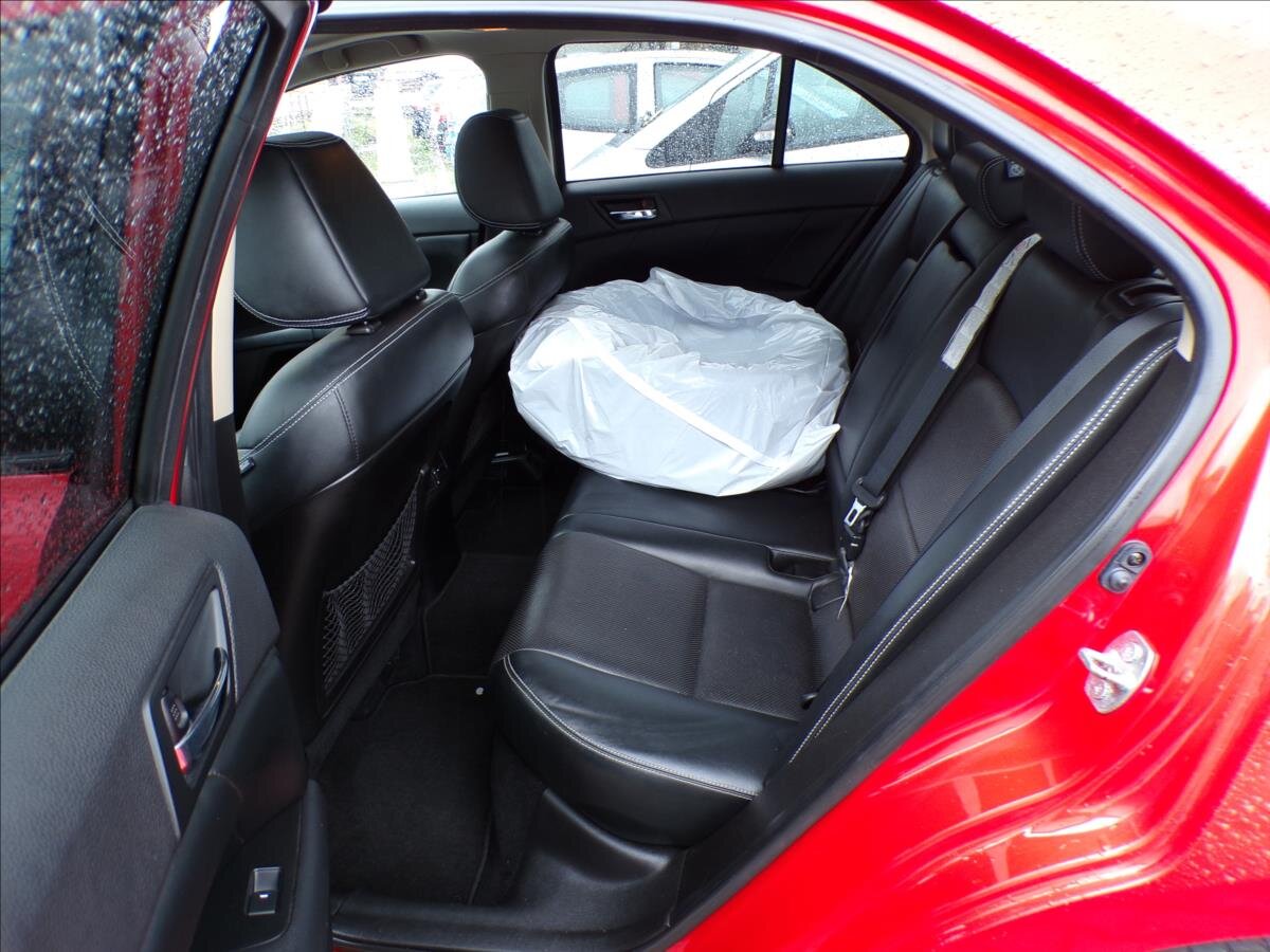 Suzuki Kizashi Sedan / Limuzína 2,4 l 131 kw