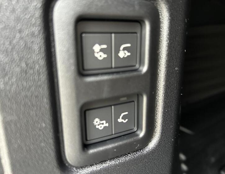 Land Rover Defender 12