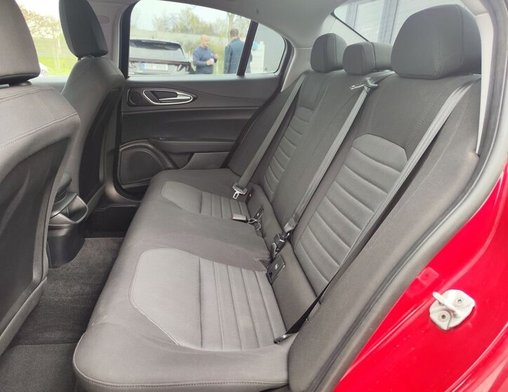 Alfa Romeo Giulia Sedan / Limuzína 2,1 l 110 kw