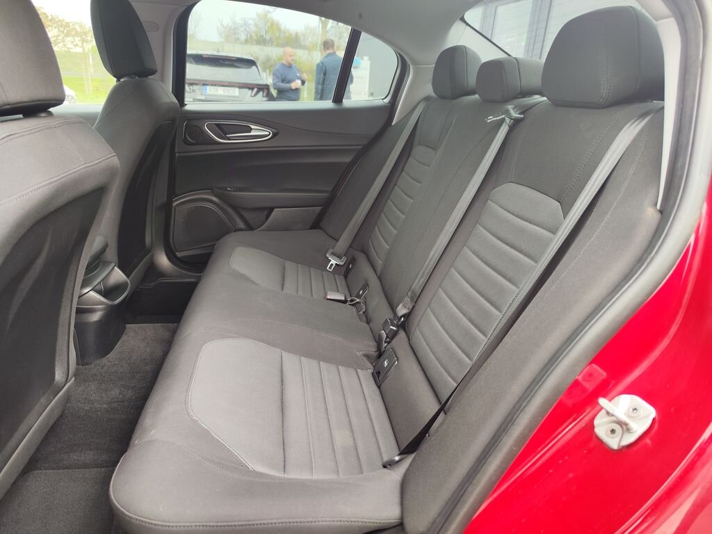 Alfa Romeo Giulia Sedan / Limuzína 2,1 l 110 kw