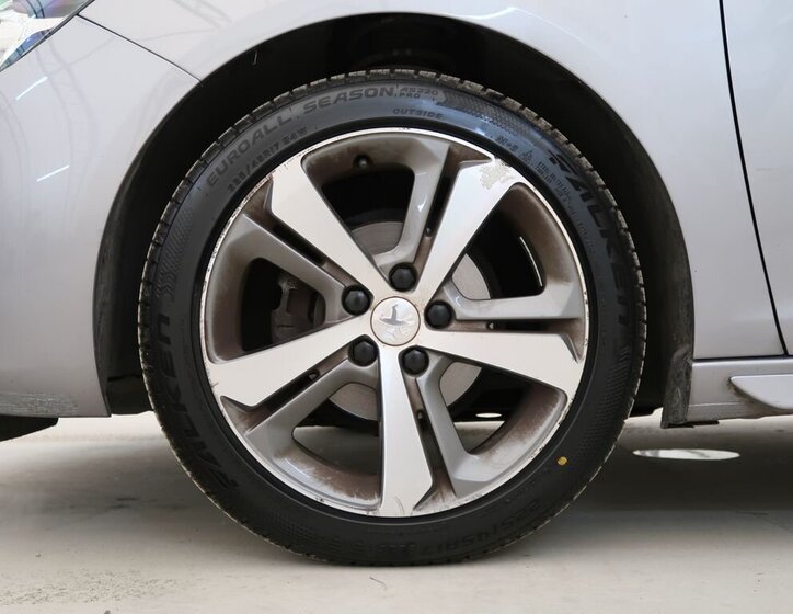 Peugeot 308 Hatchback 1,2 l 81 kw
