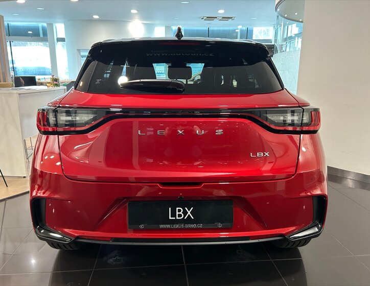 Lexus LBX SUV / Terénní 1,5 l 100 kw